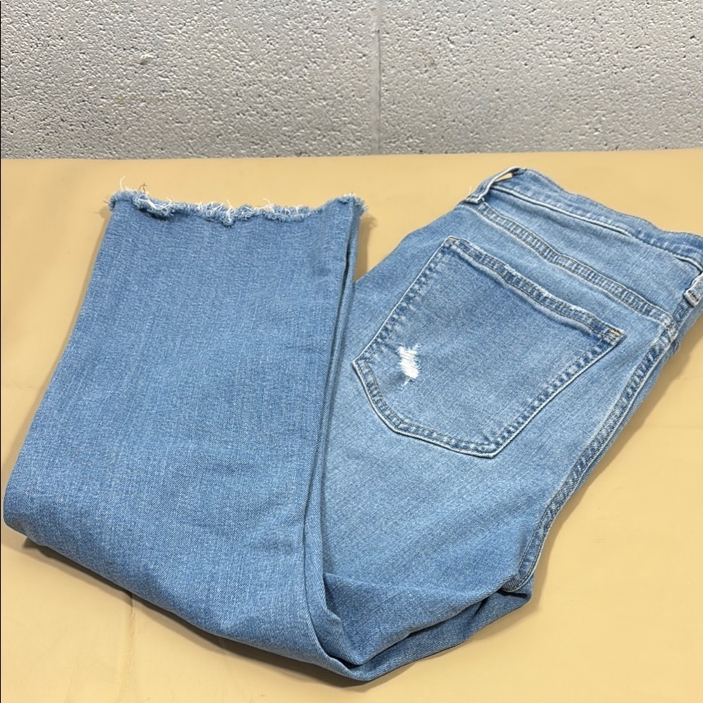 NWOT GAP Blue Straight Leg Jeans Capri with Distressed Detailing​​​